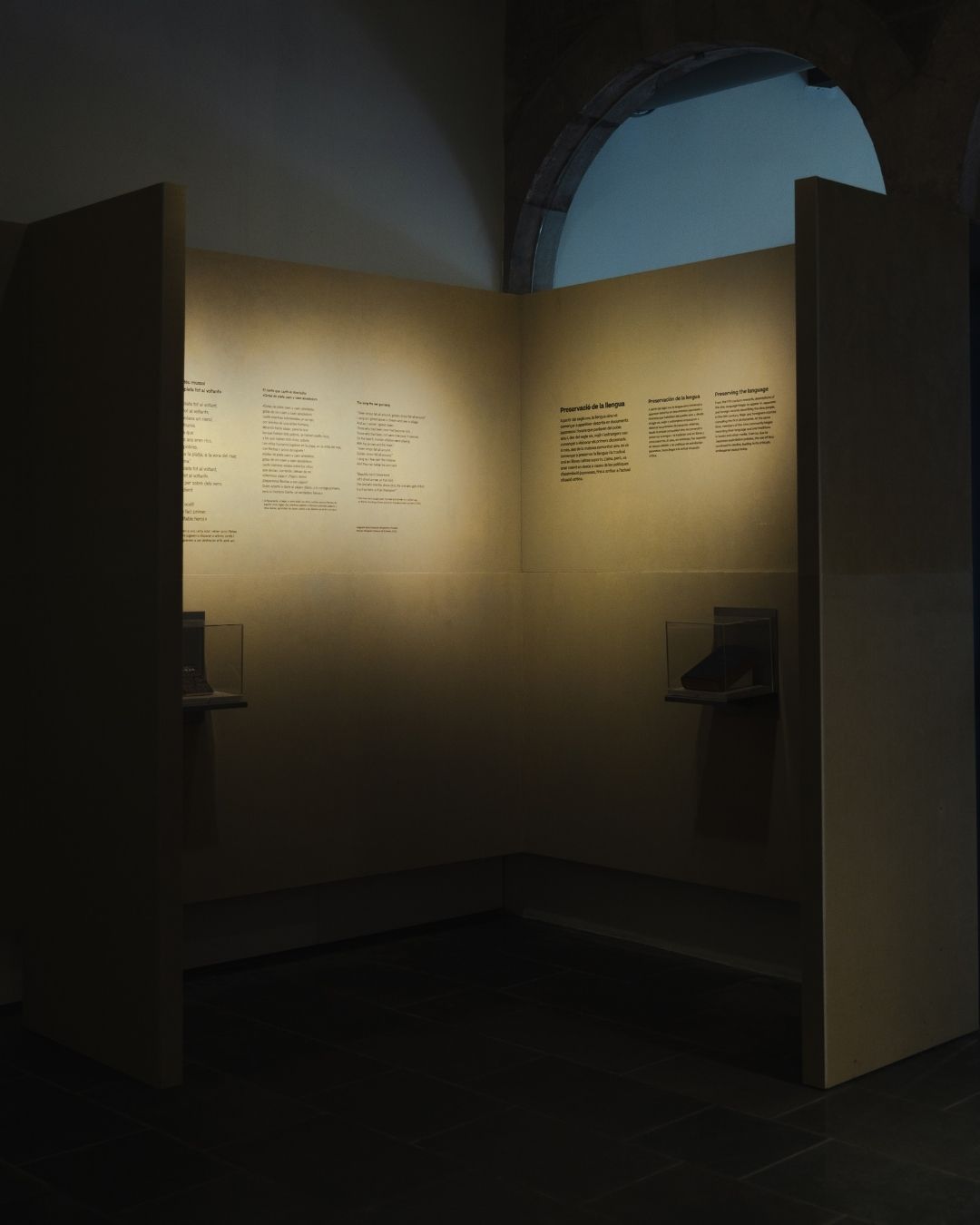 Entrada a la exposición del museo con revestimiento de pared HONEXT® impreso digitalmente en Aynu Exhibition Barcelona (5)