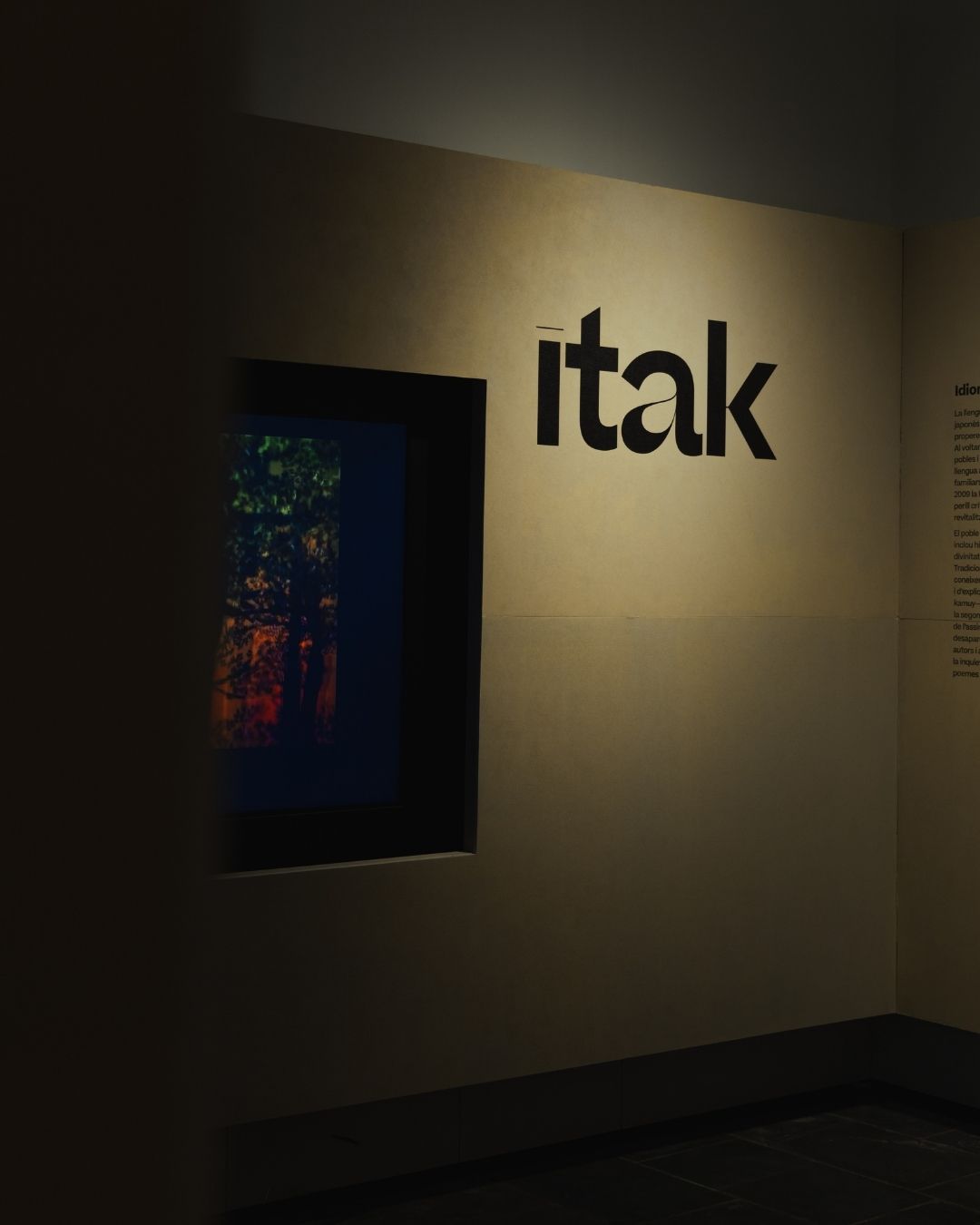 Entrada a la exposición del museo con revestimiento de pared HONEXT® impreso digitalmente en la Exposición Aynu.